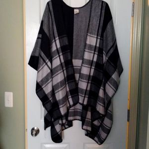 - Woolrich black/gray plaid poncho super softwrap